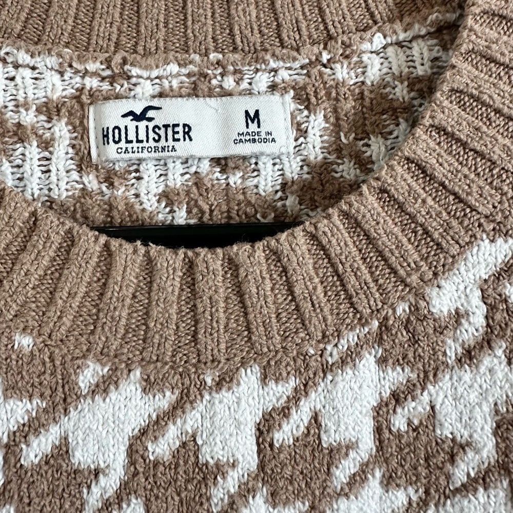 Hollister Tan and White Houndstooth Sweater - Picture 3 of 5